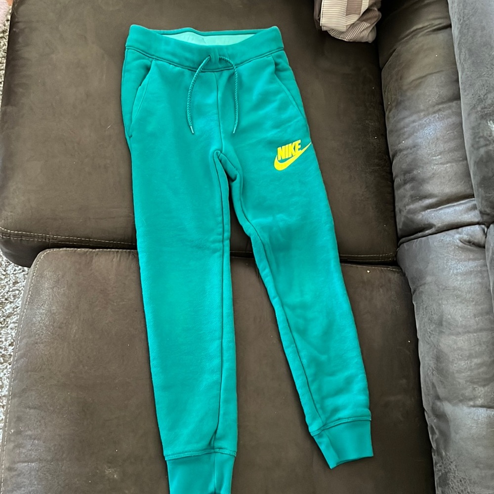 Nike girls sweats pants green